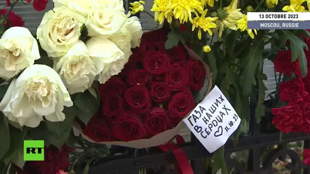 🇷🇺  Les Moscovites apportent des fleurs aux ambassades de Palestine et d'Israël