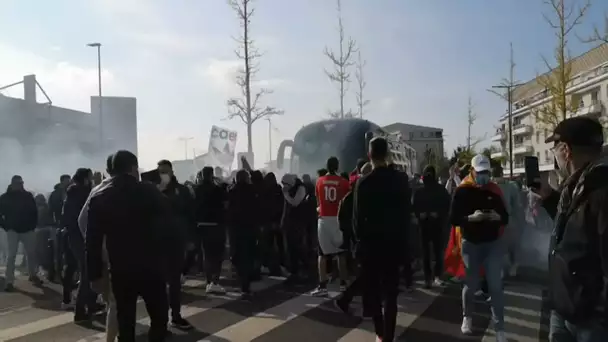 Football: A Caen  le supporteurs du Stade Malherbe manifeste devant le bus des joueurs.