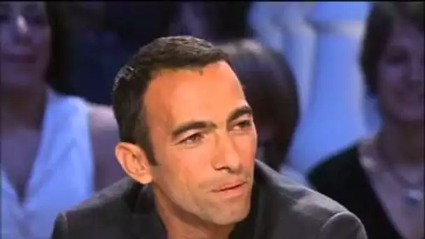 Youri Djorkaeff tire une carte - Archive INA