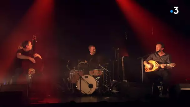 VAQUI. Le groupe De La Crau en concert autour de Sam Karpiénia