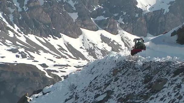Savoie : déneigement en cours au Col de l'Iseran