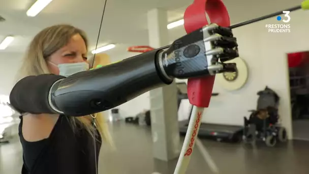 Priscille Deborah, handicapée équipée d'un bras bionique.