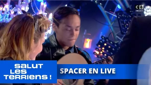 Camille Lou chante "Spacer" en live acoustique - Salut les Terriens