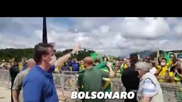 Bolsonaro salue une manifestation de soutien au mépris des normes sanitaires