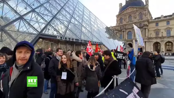 Une centaine de personnes bloquent l'accès au Louvre pour protester contre la réforme des retraites