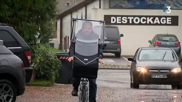Haute-Savoie : cette entreprise fabrique des protections pour faire du vélo sous la pluie