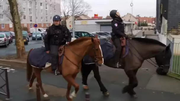 La police montée patrouille en banlieue parisienne