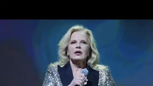 En larmes, Sylvie Vartan réagit aux propos de Laeticia Hallyday