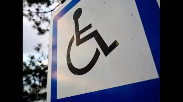 Garé sur un place handicapé, il écope d'une amende malgré sa carte d'invalidité: comment contester?