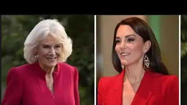 La reine Camilla canalise Kate intérieure avec une robe rouge saisissante lors d'une visite marquant