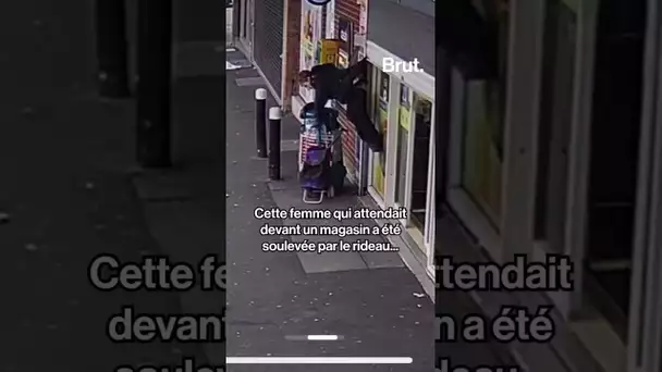 Soulevée par le rideau d'un magasin