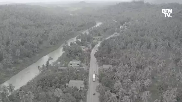 Aux Philippines, les images de paysages recouverts de cendres après l'éruption du volcan Bulusan