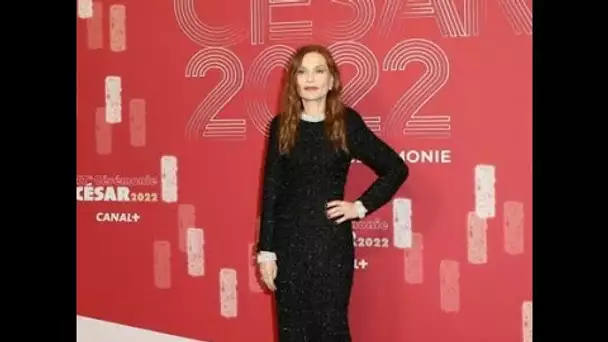 PHOTO – César 2022 : Isabelle Huppert toujours aussi sensationnelle sur tapis rouge...