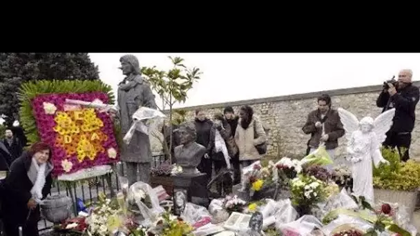 Des plaques commémoratives brisées sur la tombe de Claude François