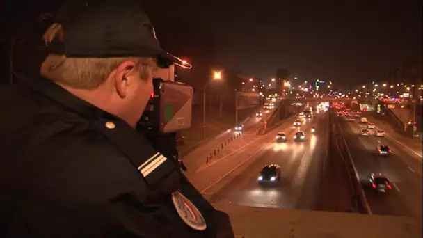 UN MOTARD FORCE UN BARRAGE DE POLICE