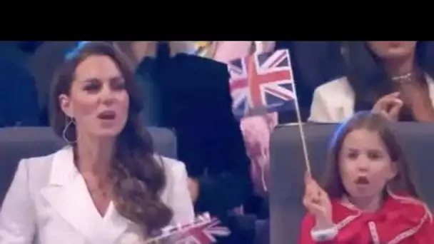 Kate et la princesse Charlotte «se balancent» ensemble suscitent la frénésie des fans pour un moment