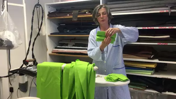 Une couturière du théâtre du Capitole explique les étapes de création des masques qu'elle produit