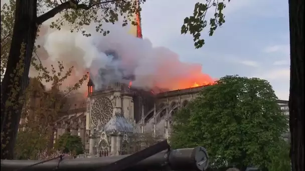 La flèche en feu de Notre-Dame de Paris s&#039;effondre