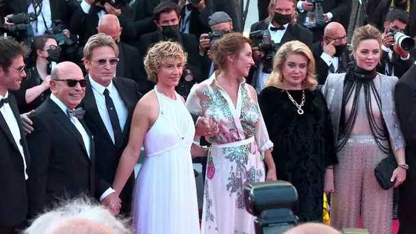 #Cannes2021 : la montée des marches du film "De son vivant" avec Catherine Deneuve