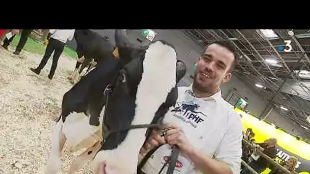 Arthur Le Blevec présente sa vache au concours général du Salon de l&#039;agriculture