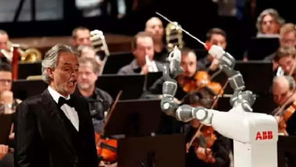 Andrea Bocelli se fait voler la vedette par un robot chef d’orchestre