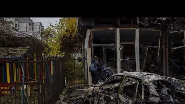 Soumis à un déluge de feu russe, les civils fuient la ville de Kherson, récemment libérée