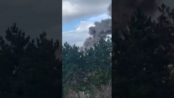 Un panache de fumée s'échappe de l'usine Seveso de Saipol-Grand Couronne - vidéo amateur