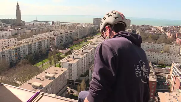 La descente en rappel les 70 mètres de la tour de l'hôtel de ville du Havre