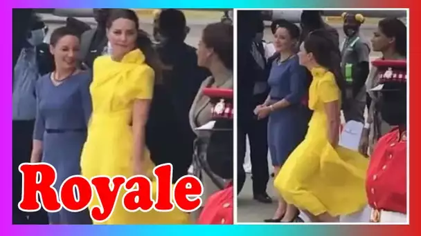 Kate tient sa robe jaune lors d'une arrivée venteuse en Jamaïque al0rs que des manifestations