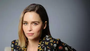 Emilia Clarke nos invita a las bambalinas de Juego de Tronos