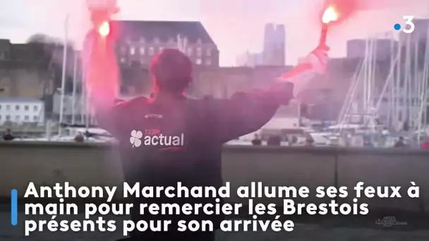 Anthony Marchand allume ses feux à main pour remercier les Brestois présents pour son arrivée