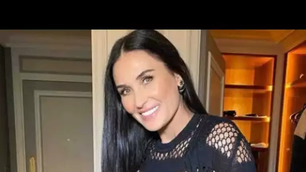 PHOTO Demi Moore : l'actrice pose à côté d'une oeuvre d'art… Très étonnante