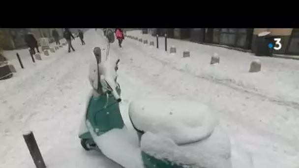 Les rues de Montpellier sous la neige abondante