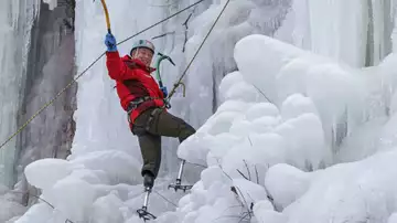 Un alpinista amputado de sus dos piernas alcanza la cumbre el Everest