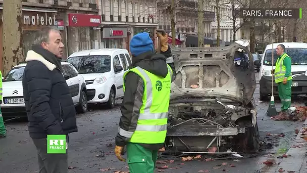 Des équipes du service propreté de Paris réparent les dégâts après la mobilisation des Gilets jaunes