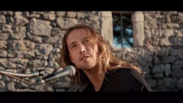 Clip : Julien Doré chante la fin du monde dans sa forteresse cévenole à Tornac