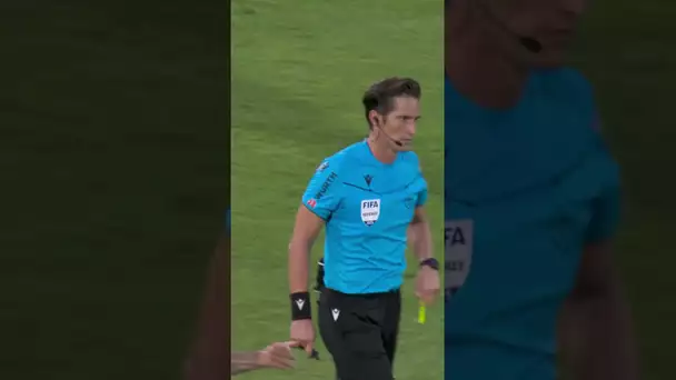 😳 Raphinha échappe au rouge sur ce tacle ! #shorts