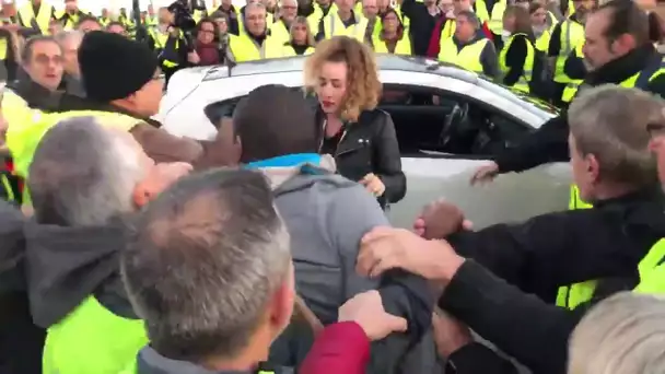 GILETS JAUNES - Scène d'anarchie en plein Toulouse « Monte dans la voiture »