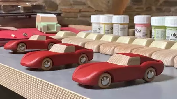 Béarn: la passion du bois pour des voitures miniatures, entre jouets et objets d'art.
