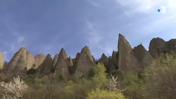 VAQUI. Découverte des Pénitents des Mées, petite balade et grand panorama