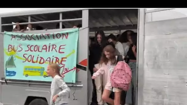 Rentrée scolaire. Dans l'Aveyron, des élèves vont au collège en bétaillère.