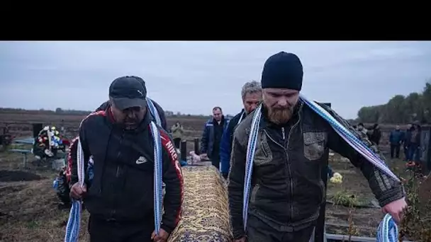 Groza, village martyr, enterre ses morts, après la frappe russe