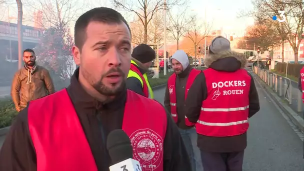 A Rouen, une action de la CGT portuaire contre la réforme des retraites