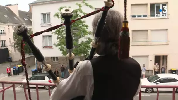8 mai 2020 confiné - A Saint-Nazaire, une commémoration au son de la cornemuse