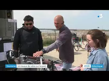 Loueur de vélos au pied du pont de l'Île de Ré