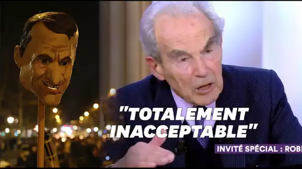 Robert Badinter très en colère face à la tête d'Emmanuel Macron sur une pique