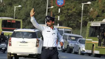 Cet agent de la circulation en Inde travaille en moonwalk