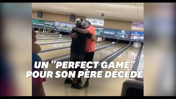 Pour un hommage à son père, il réalise un score parfait au bowling avec ses cendres dans la boule