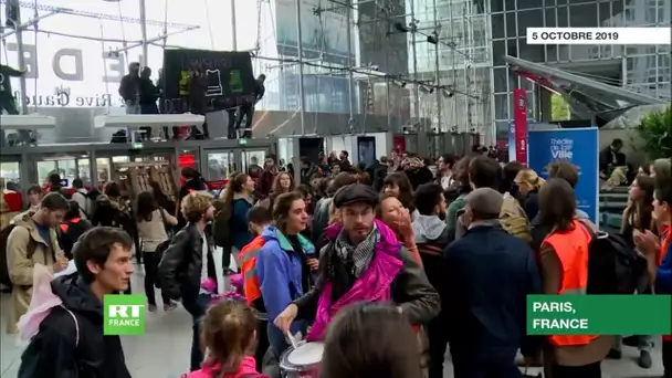 Paris : des militants écologistes occupent le centre commercial Italie 2