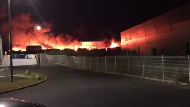 Un énorme incendie ravage un site de recyclage près de Toulouse